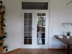 Zimmertüre aus Holz und Glas, weiß lackiert